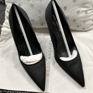 NIB Good American black satin pump!
